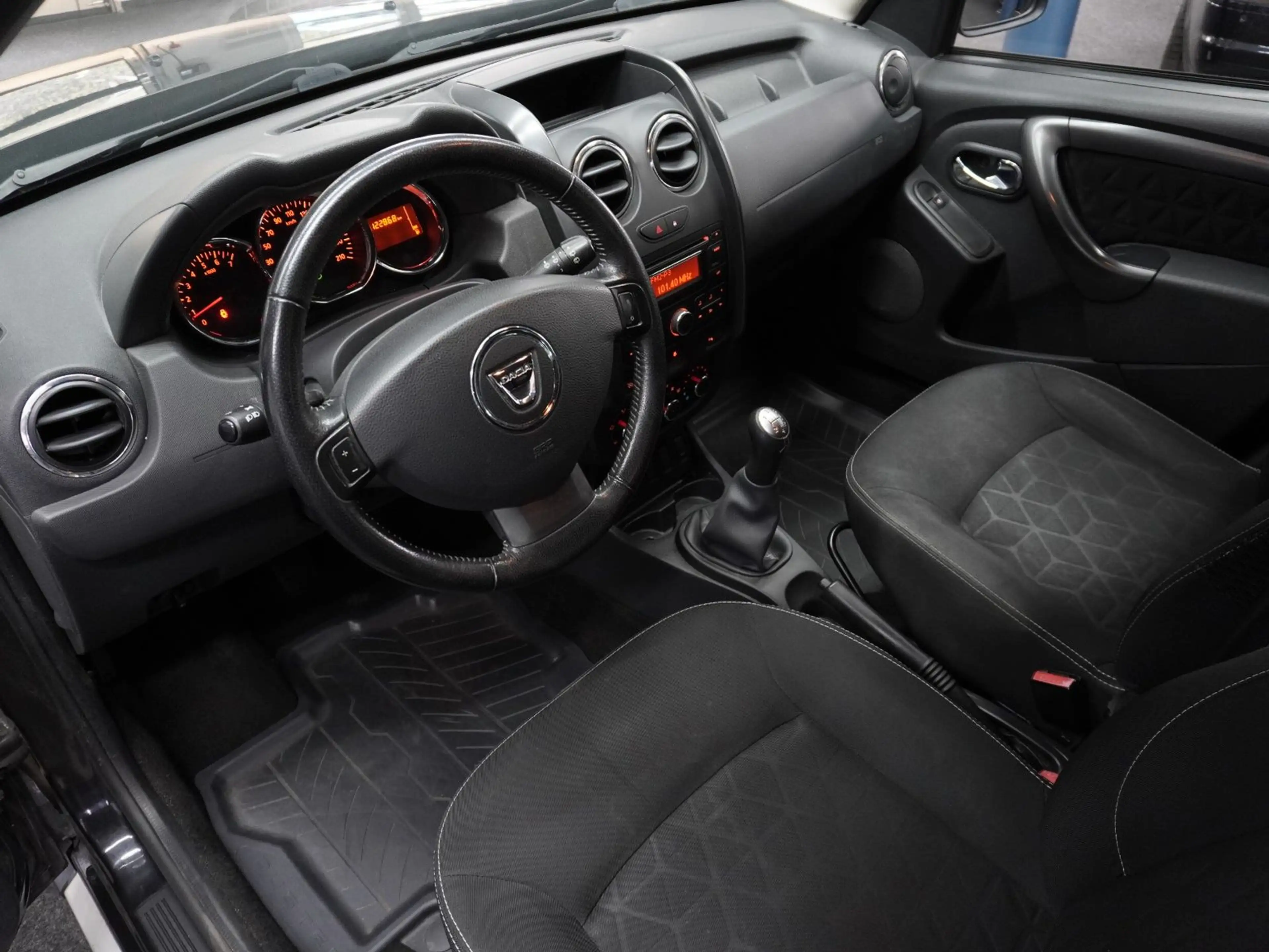 Dacia Duster I Laureate 4x2 | PDC | KLIMA | 1. Hand — photo 7
