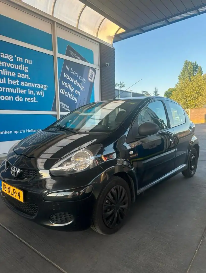 Toyota Aygo Toyota Aygo 2010 (WIE HET EERST MAALT) Zwart - 2