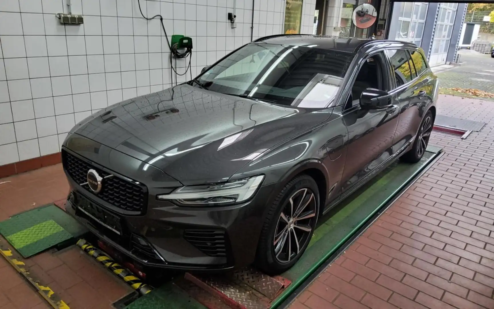 Volvo V60 T6 PLUG IN AWD PLUS DARK AHK+FAP+WINTERPAK+ Gris - 2