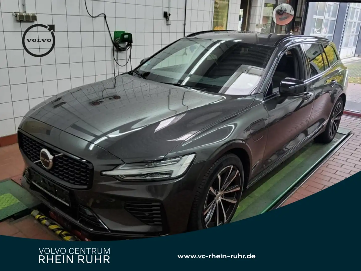 Volvo V60 T6 PLUG IN AWD PLUS DARK AHK+FAP+WINTERPAK+ Gris - 1