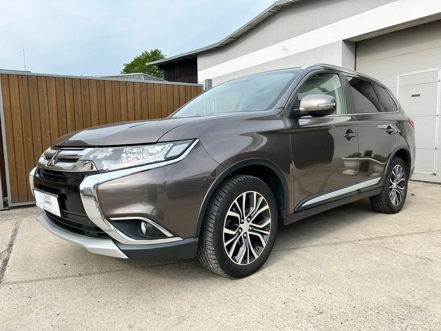 Mitsubishi Outlander Plus 2WD Brun - 1