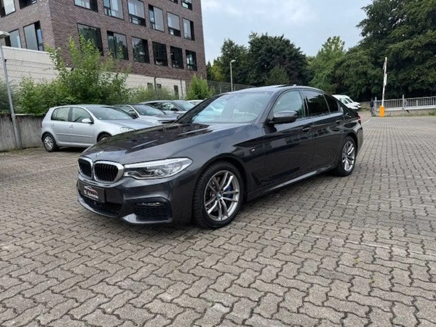 BMW 530 Baureihe 5 Lim. 530 d xDrive M Sport Grijs - 1