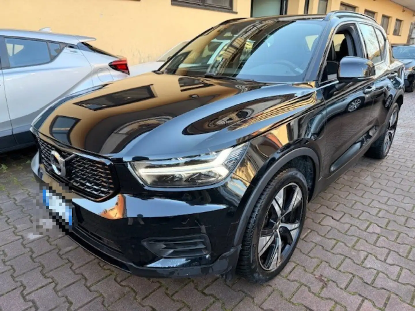 Volvo XC40 T5 Recharge Plug-in Hybrid R-design Noir - 1
