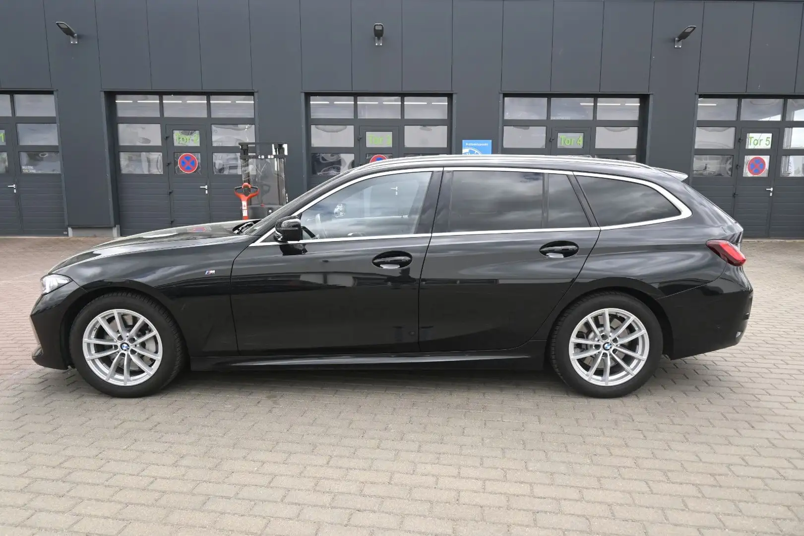 BMW 330 i Autom. M Sport*DAB*RFK*HuD*ACC Schwarz - 2