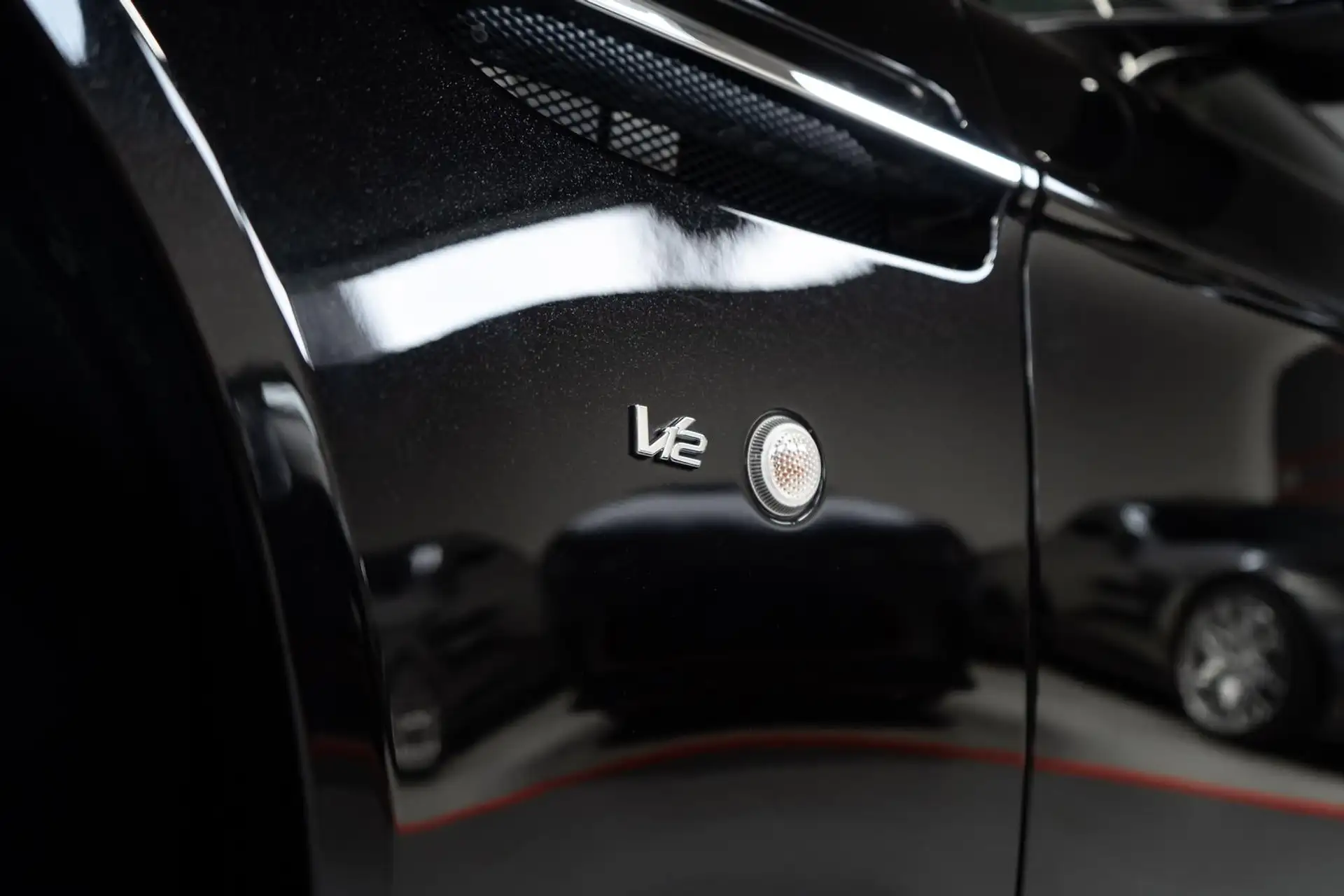 애스턴마틴 밴티지 V12 Vantage S 2015 검정 사진 3