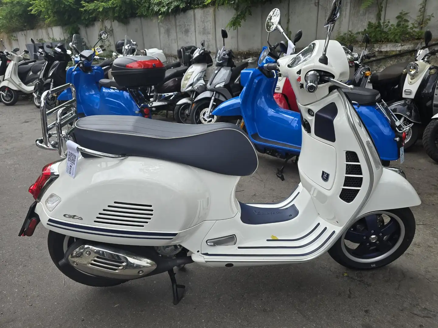 Vespa GTS 300 YACHT CLUB limitiert ABS ASR LED Weiß - 2