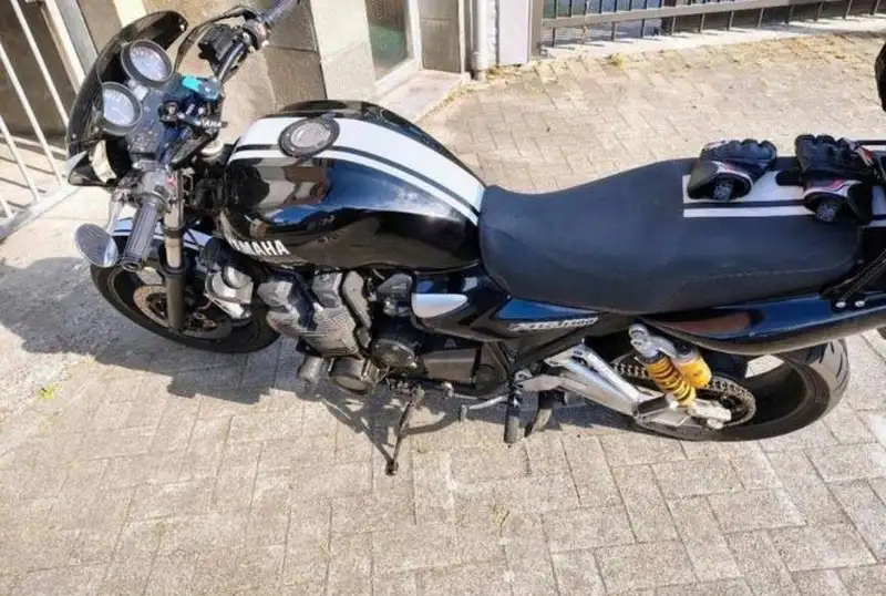 Yamaha XJR 1300 - foto 2