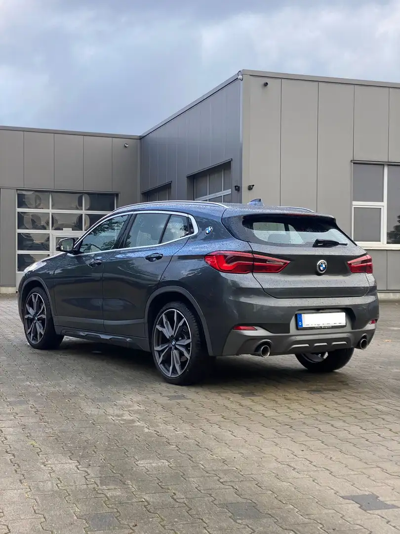 BMW X2 sDr 20i M Sport X NAVI/Pano/RFK/Komf.Zug/20"Alu Grau - 2