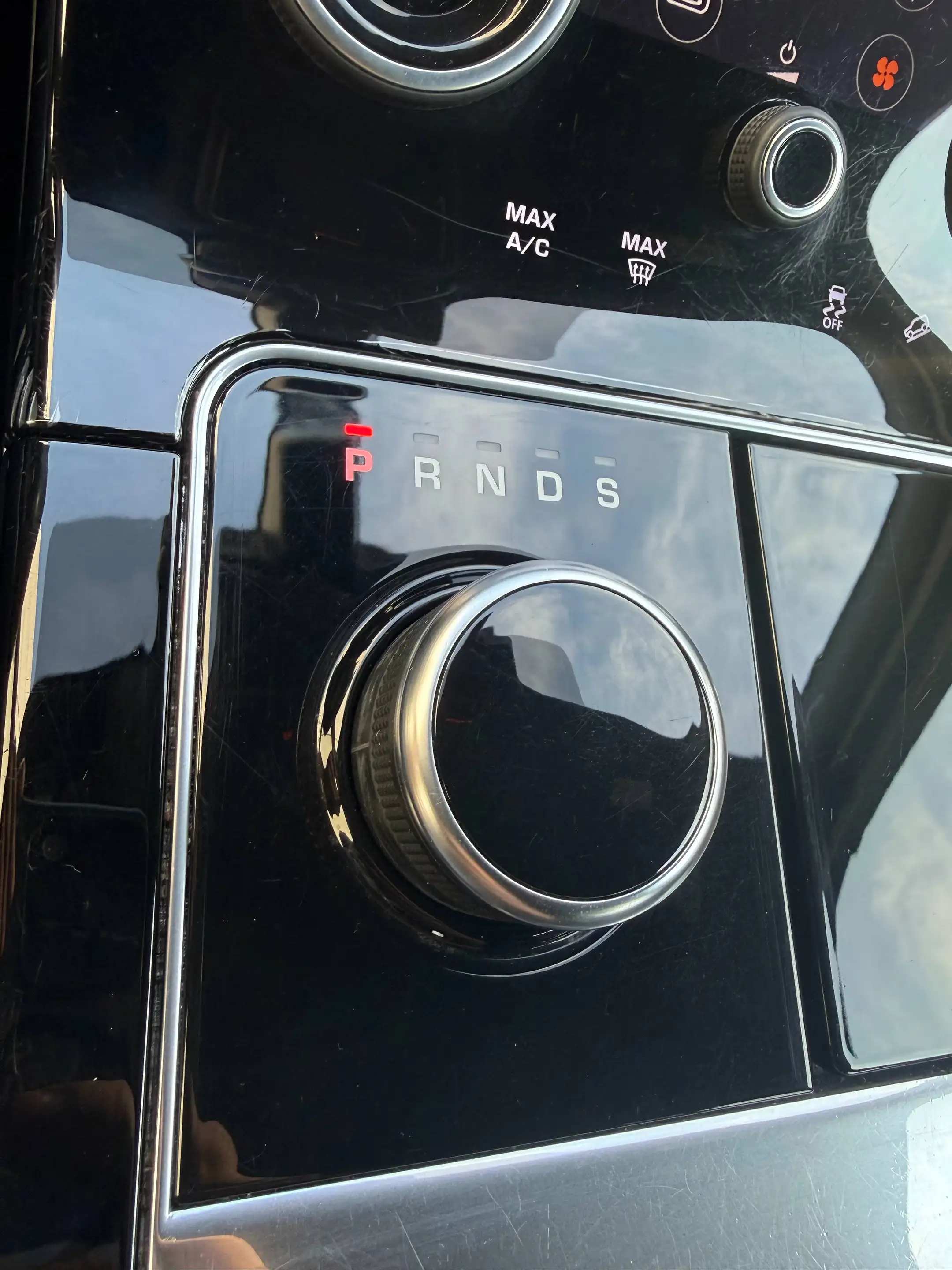 Land Rover Range Rover Velar Velar 2.0 Turbo S (EU6b) — photo 14