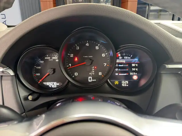 Porsche Macan view 10
