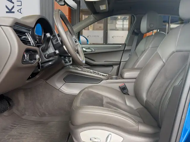 Porsche Macan view 4