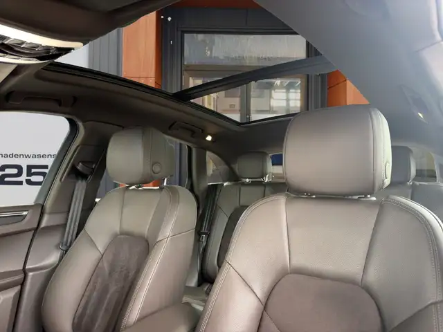 Porsche Macan view 6