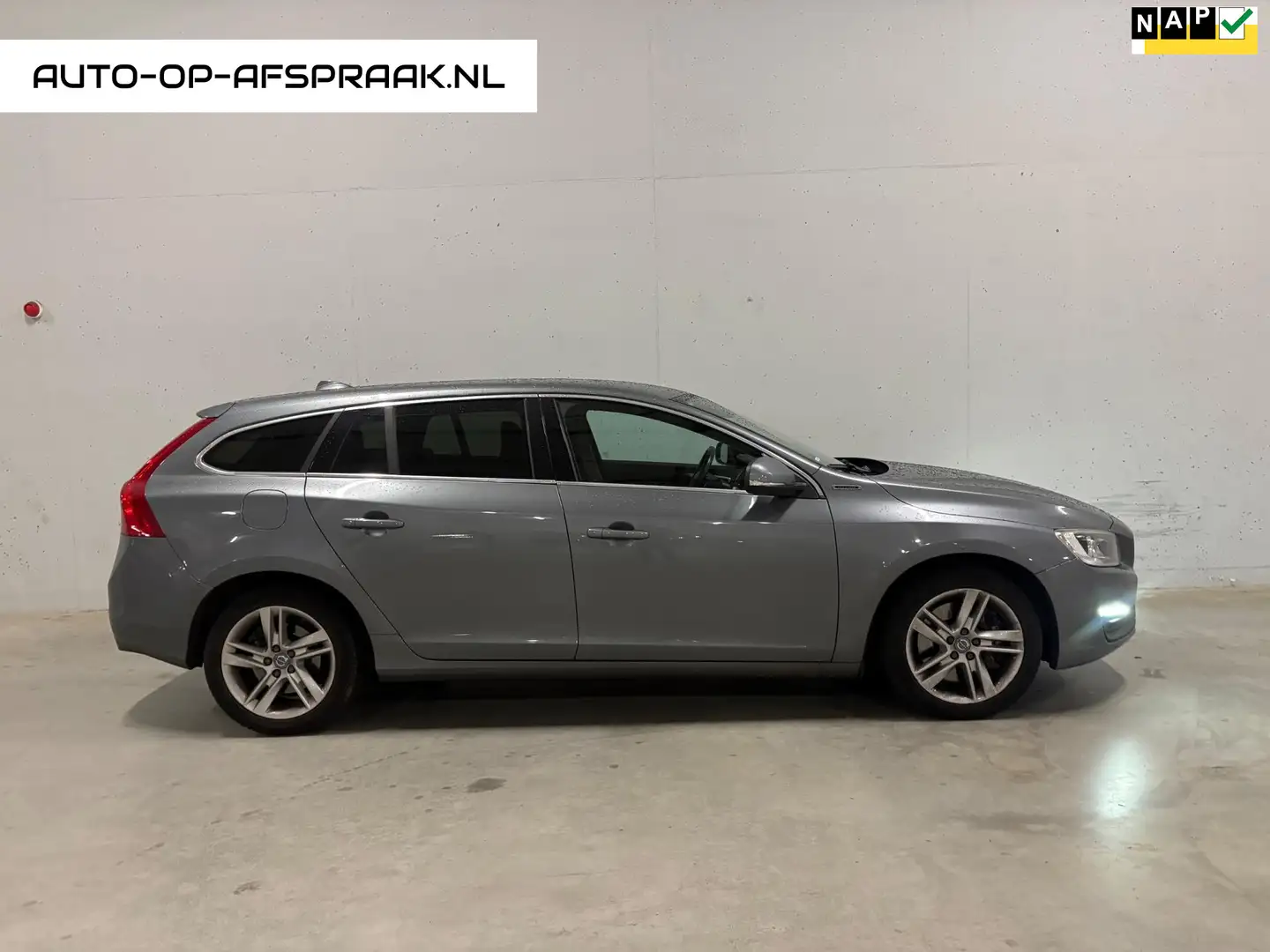 Volvo V60 2.4 D5 Twin Engine Lease Edition Leer Navi Stoelve Grijs - 1