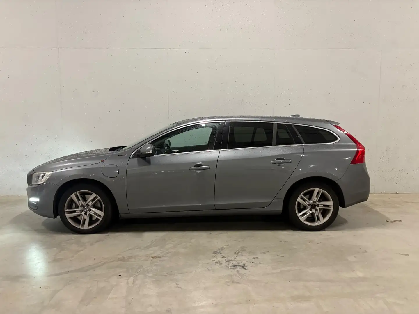 Volvo V60 2.4 D5 Twin Engine Lease Edition Leer Navi Stoelve Grijs - 2