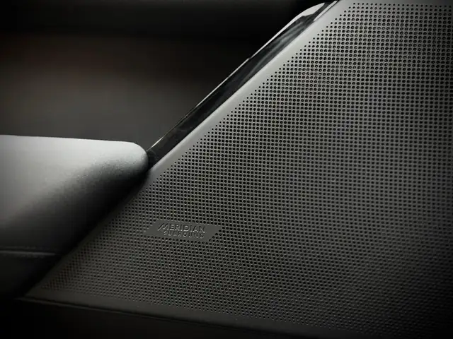 Land Rover Range Rover Velar view 14