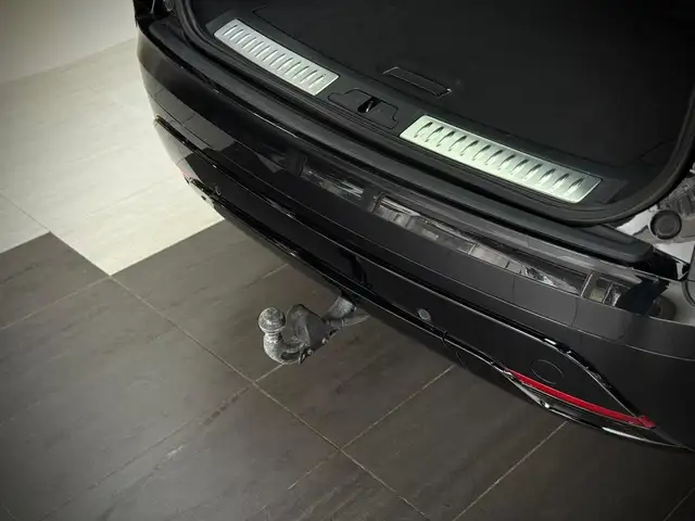 Land Rover Range Rover Velar view 9