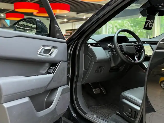Land Rover Range Rover Velar view 11