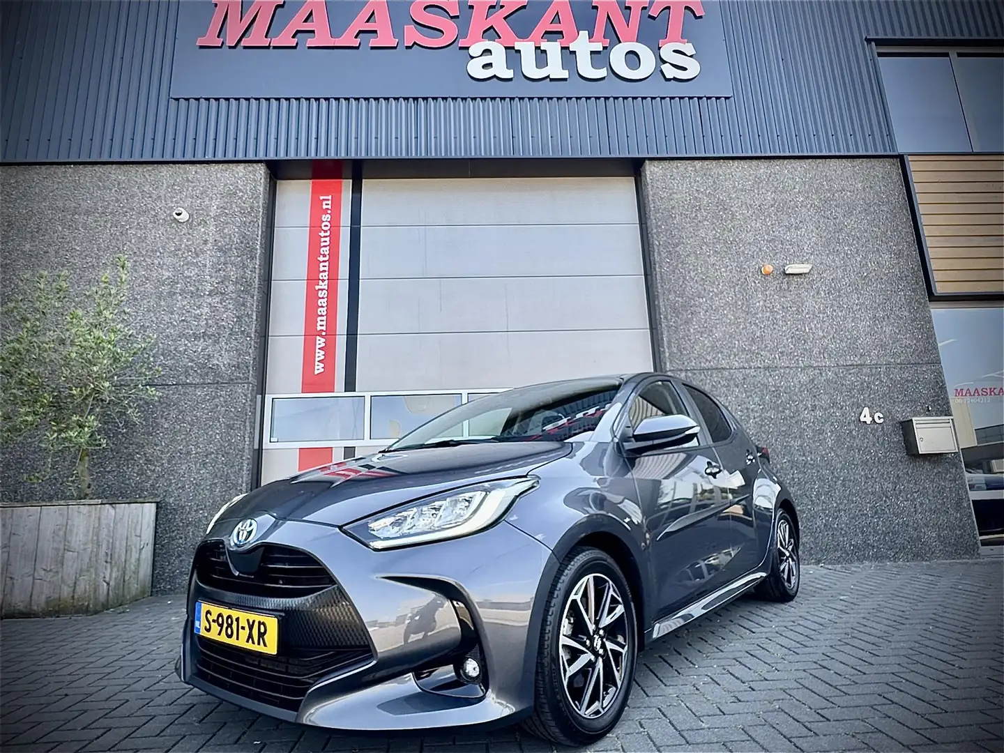 Toyota Yaris 1.5 Hybrid / Dynamic / 2023 / Louwman geleverd / S Grijs - 2