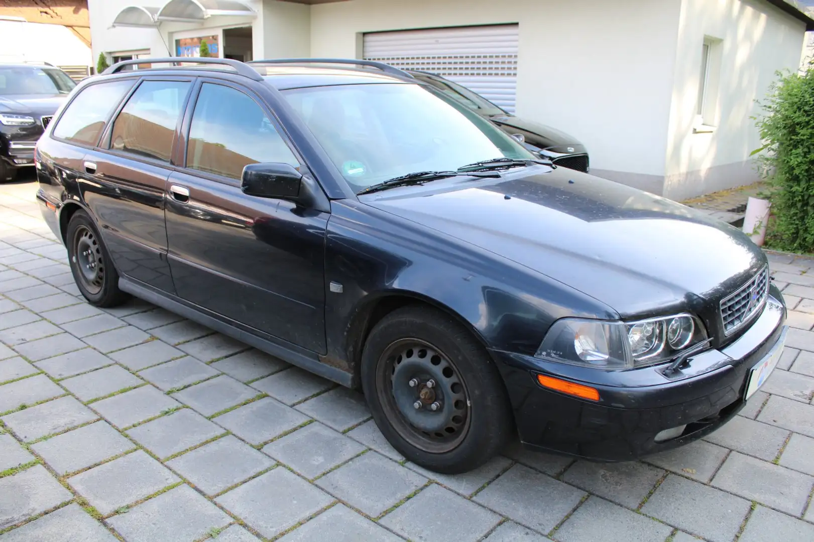 Volvo V40 1.8i Comfort Xenon Leder Klimautomatik Sitzhzg ALU Schwarz - 1