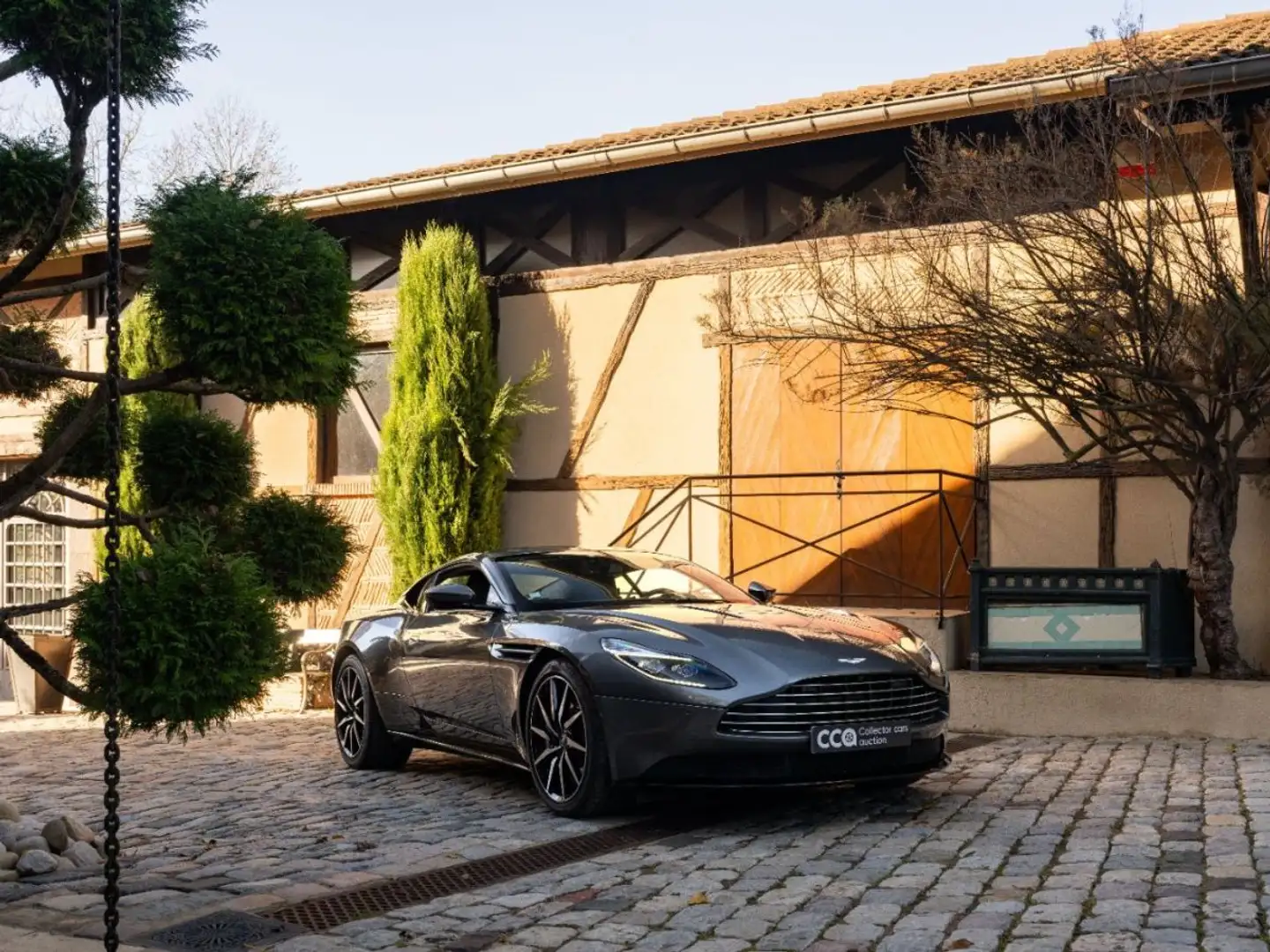 Aston Martin DB11 2017 – Aston Martin DB11 V12 Launch Edition Grau - 2