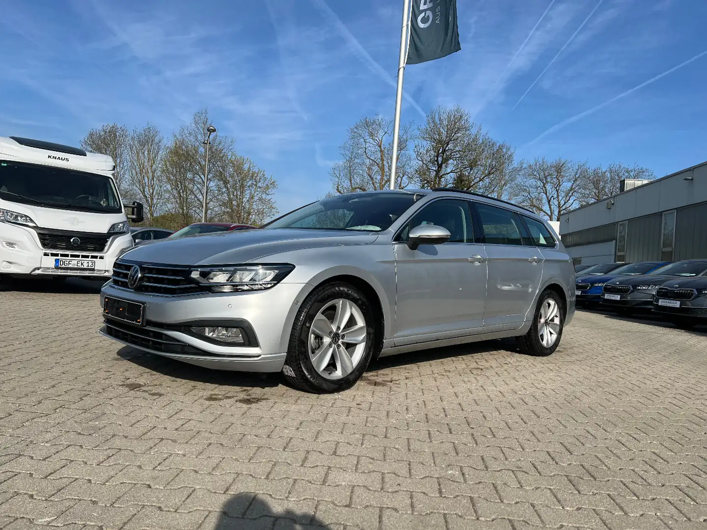 Volkswagen Passat Variant 2.0 TDI 4Motion Business *LED AHK Silber - 1
