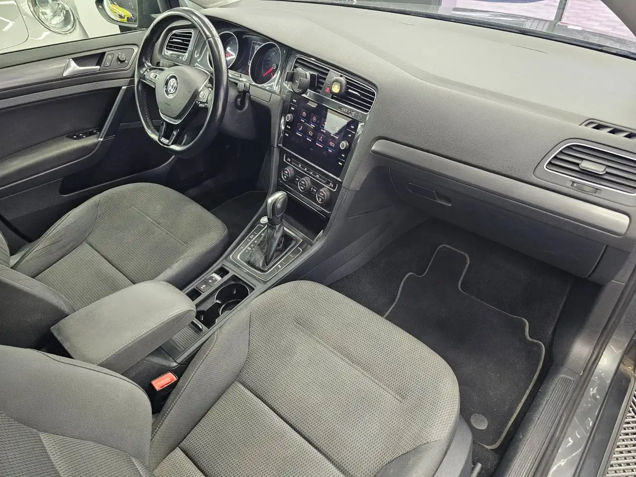 Volkswagen Golf Standard Model — photo 22