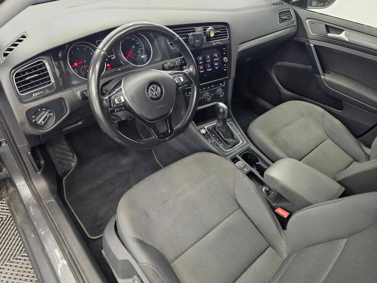 Volkswagen Golf Standard Model — photo 20