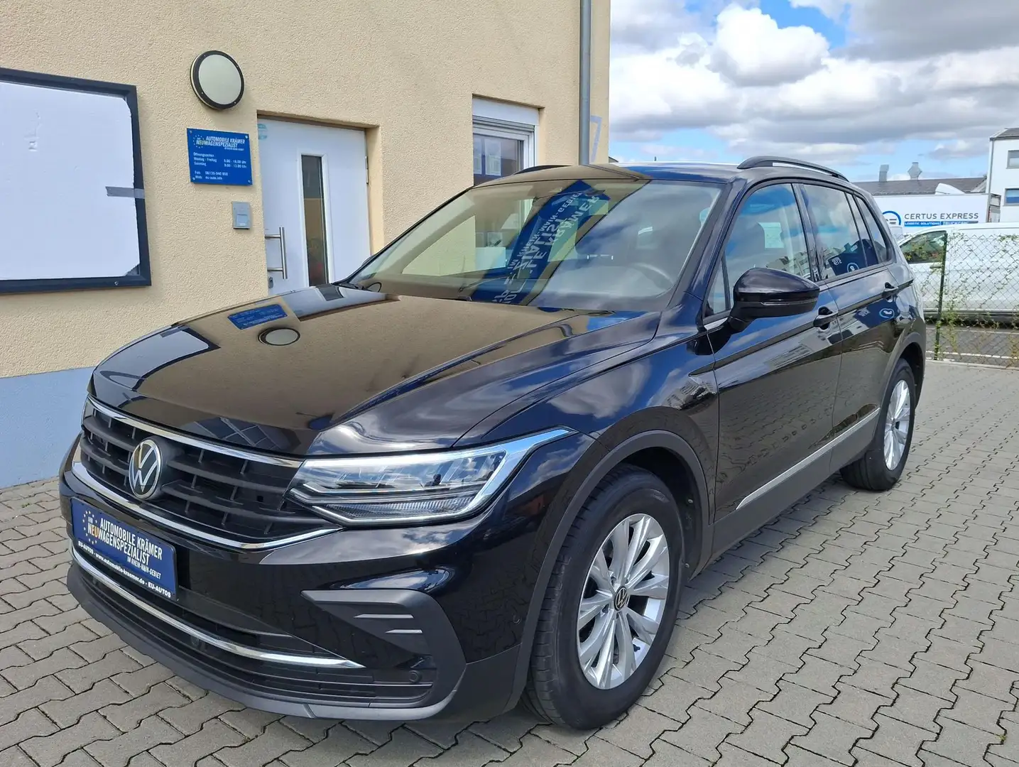 Volkswagen Tiguan 1.5 TSI Life Einparkassist. 3-Z Klima App-Conec... Black - 1