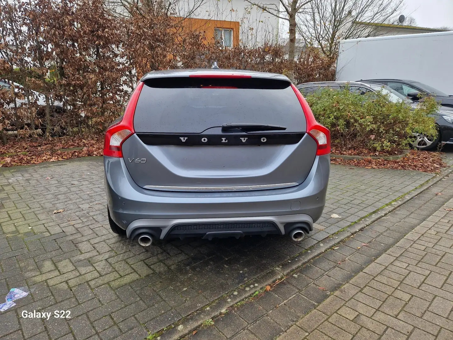 Volvo V60 Twin Engine Momentum R-Design AWD D6 Hybrid Grau - 2