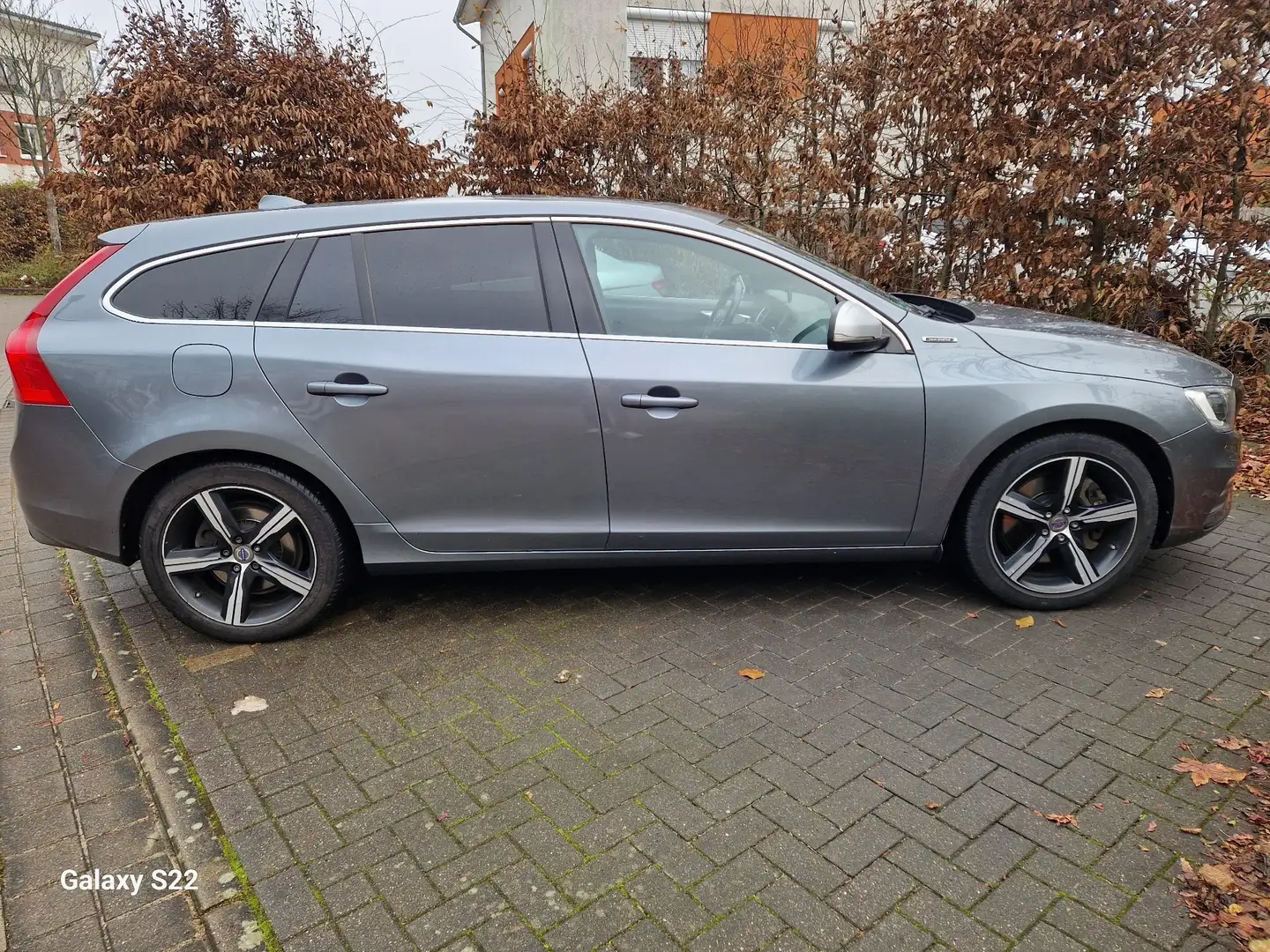 Volvo V60 Twin Engine Momentum R-Design AWD D6 Hybrid Grau - 1