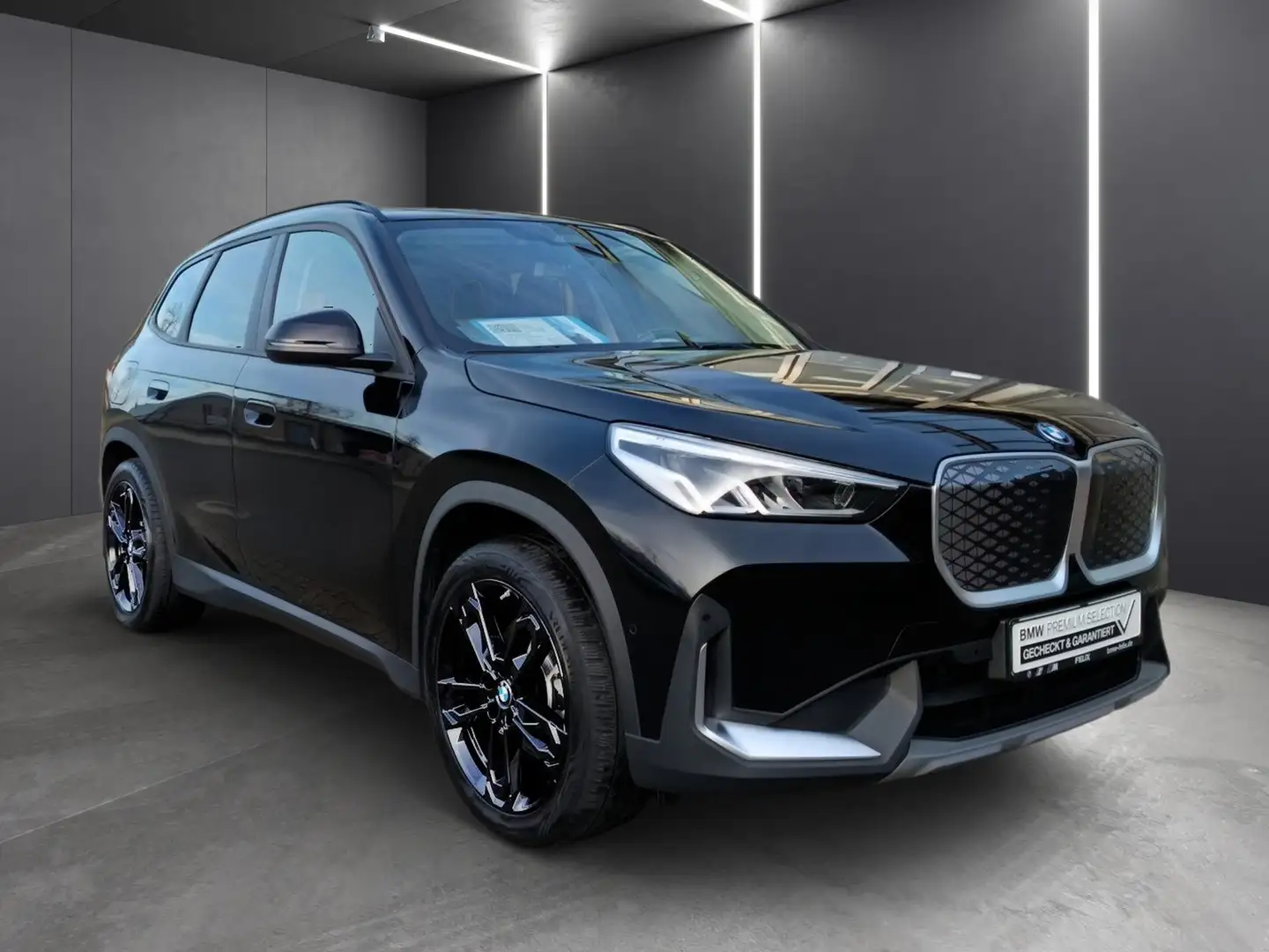 BMW iX1 xDrive30 19"ALU+GANZJAHRESREIFEN+ Noir - 2