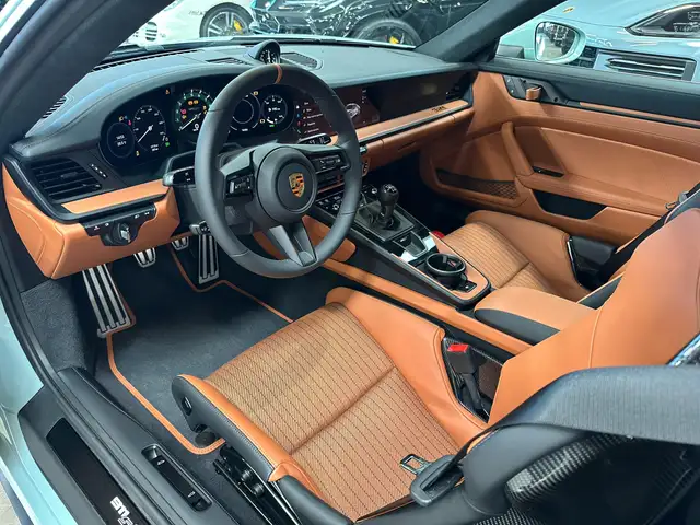 Porsche 911 view 9