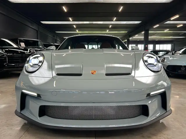 Porsche 911 view 3
