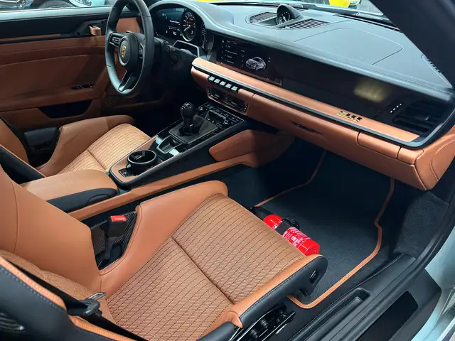 Porsche 911 view 10