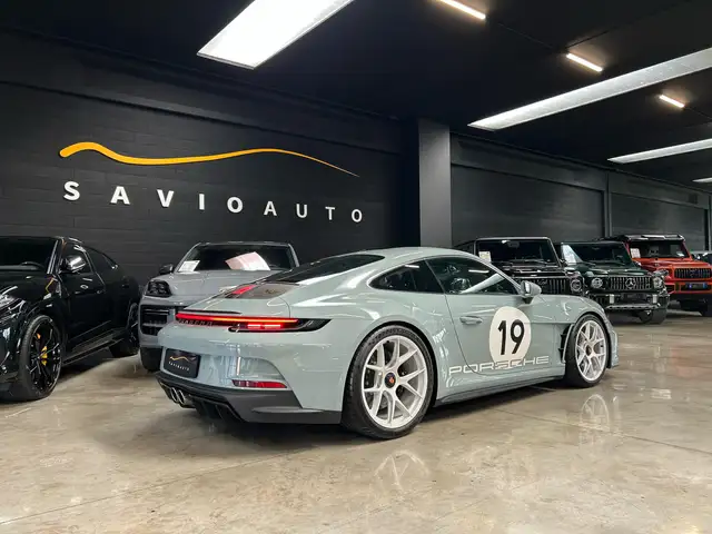 Porsche 911 view 6