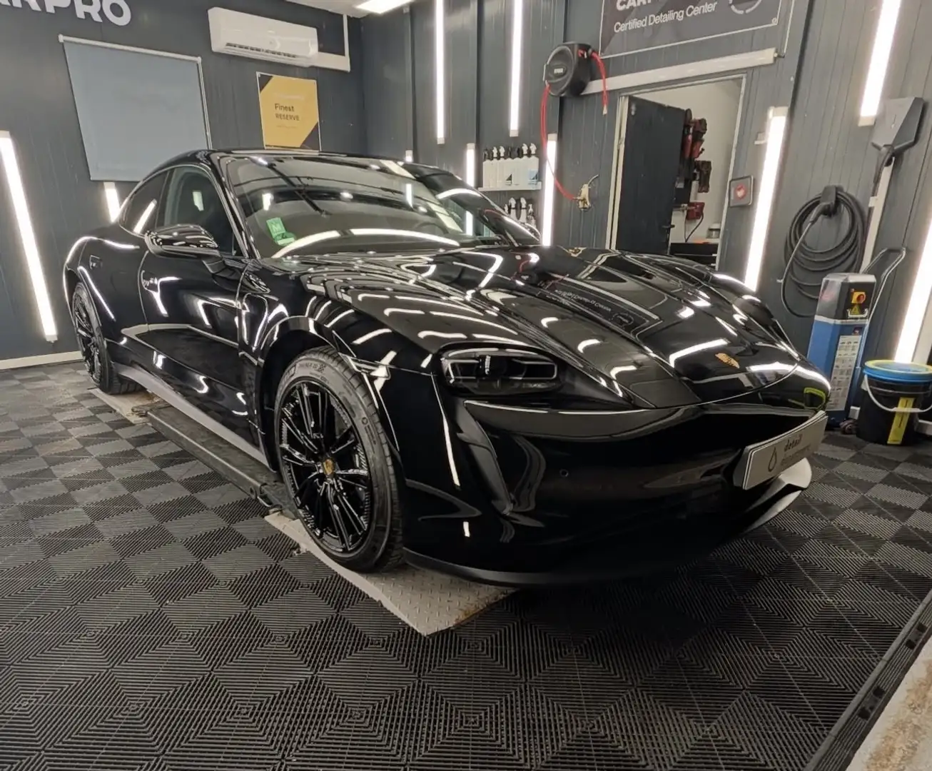 Porsche Taycan - Neuwagengarantie - Schwarz - 2