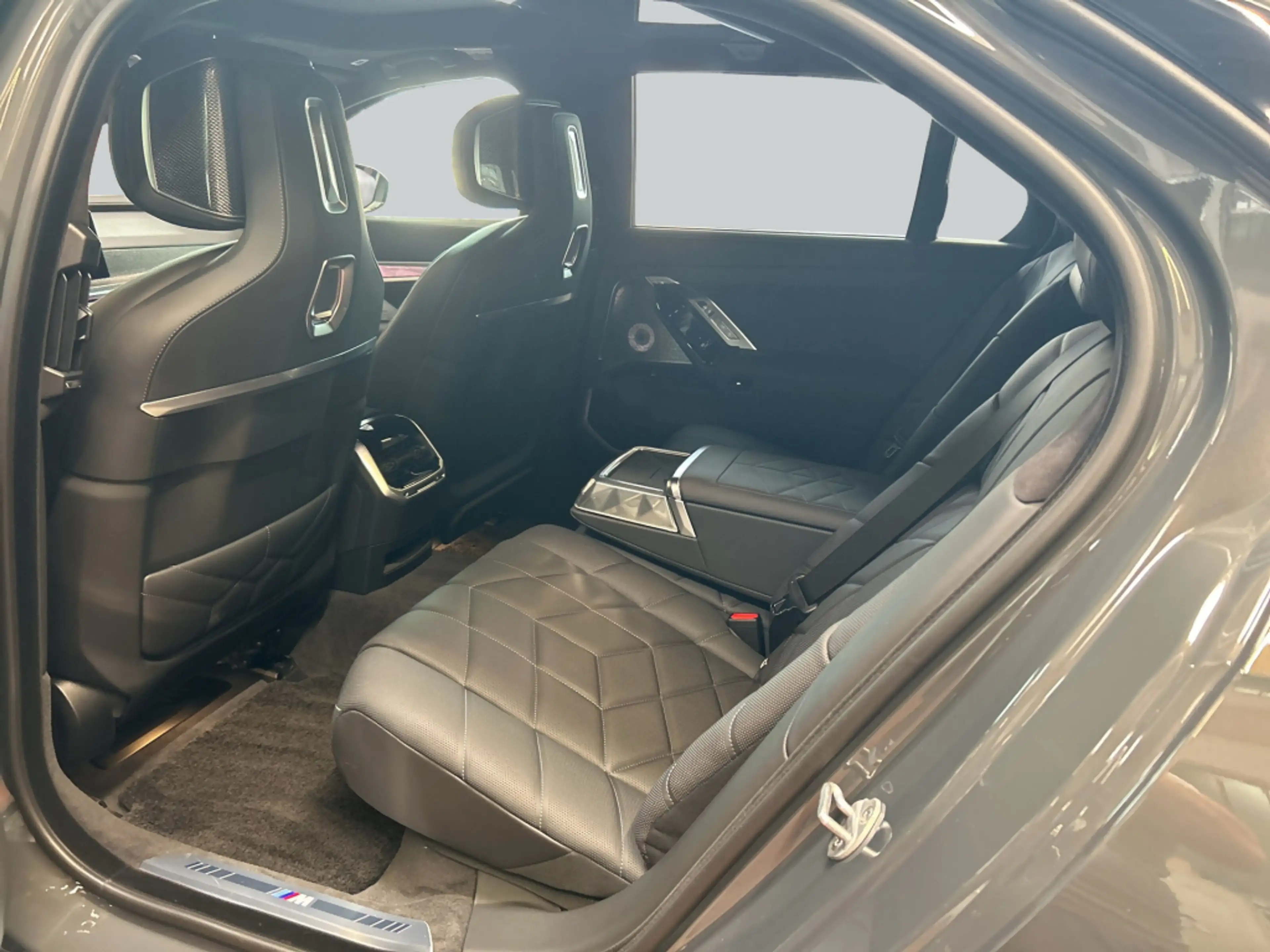 BMW i7 M70 xDrive — photo 12