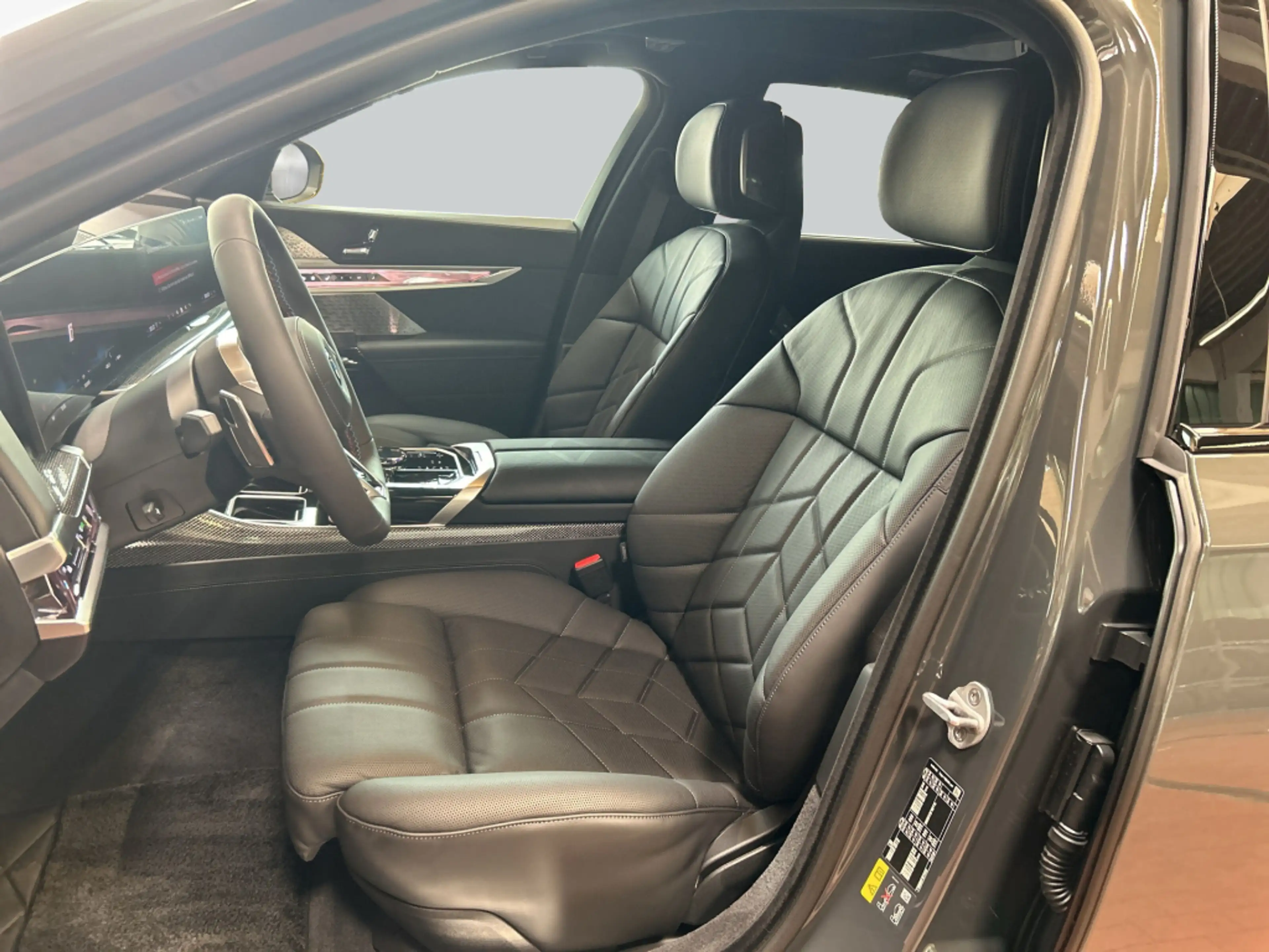 BMW i7 M70 xDrive — photo 11