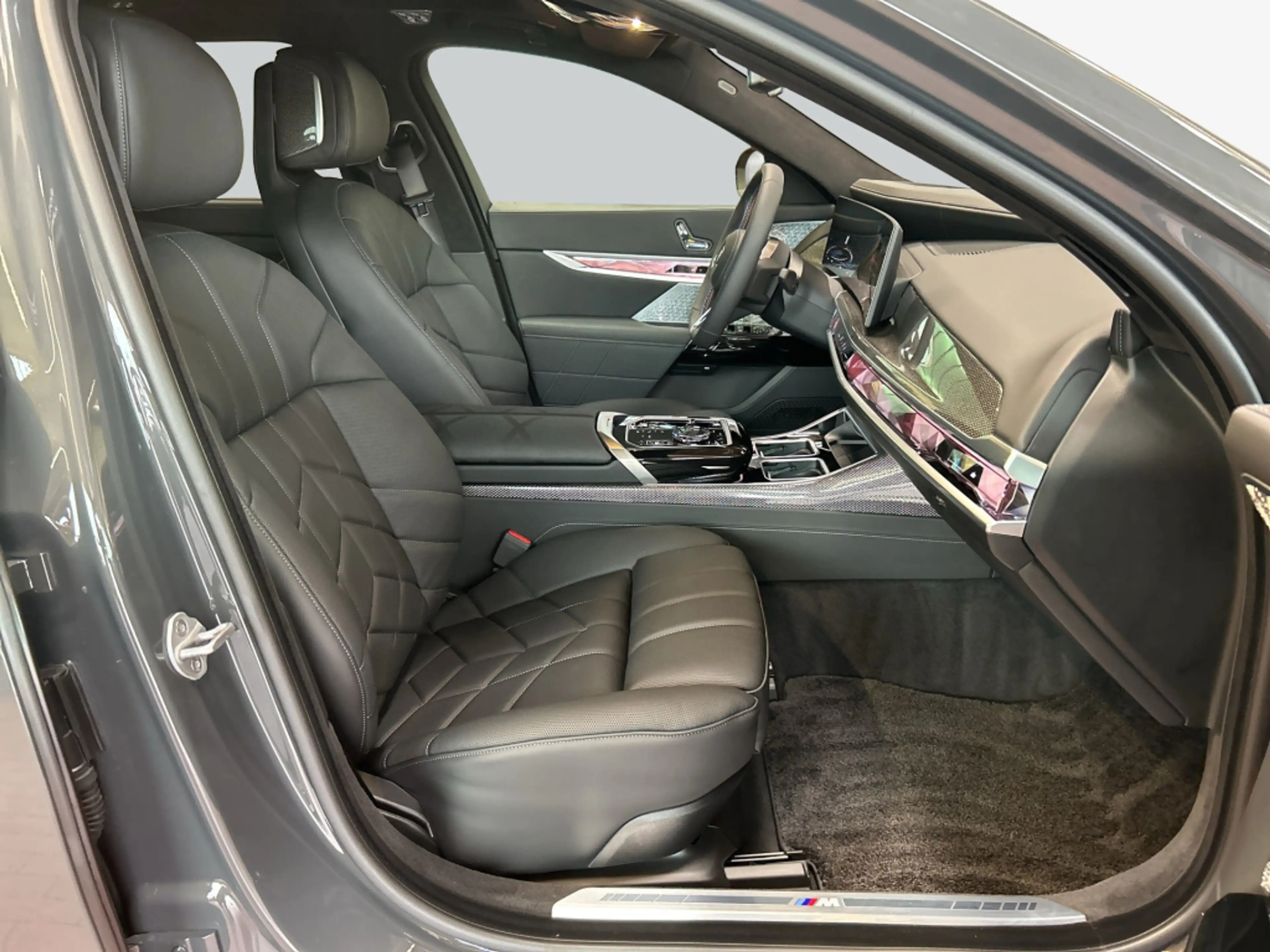 BMW i7 M70 xDrive — photo 13