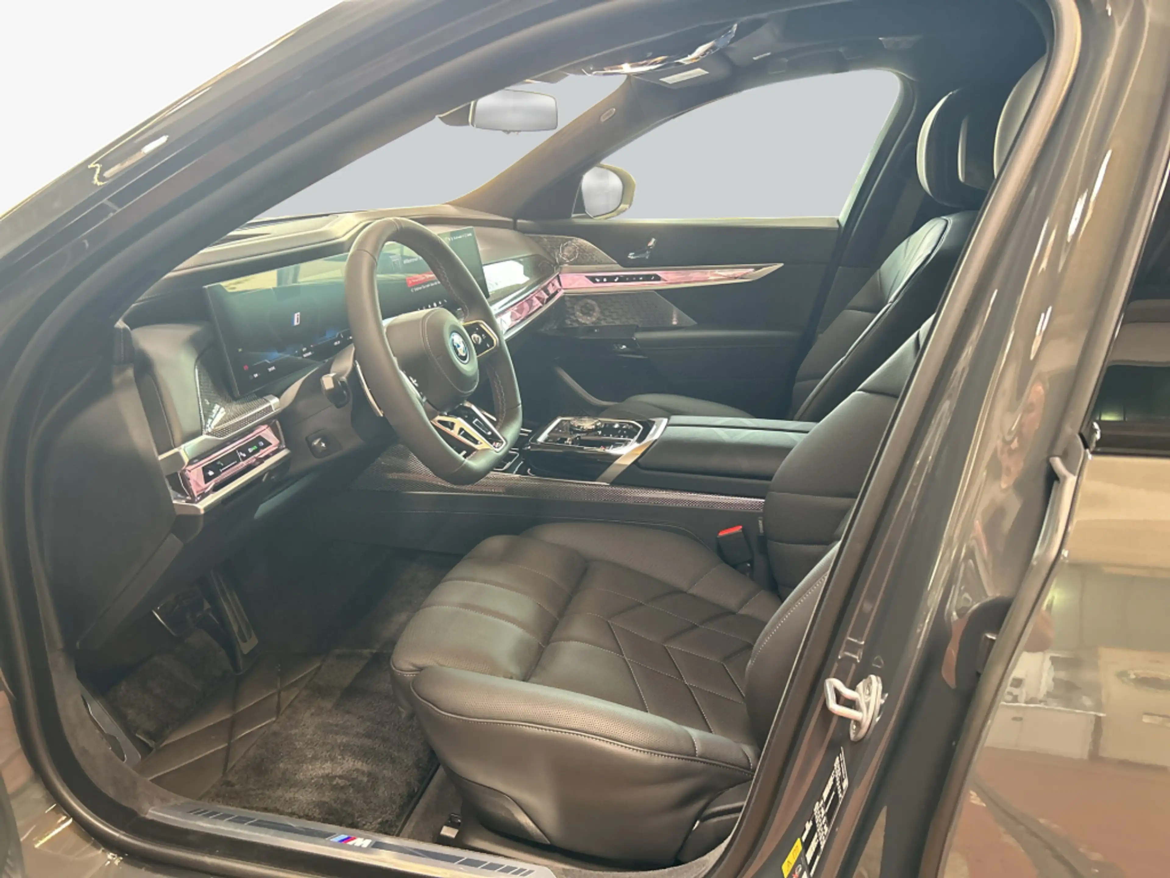 BMW i7 M70 xDrive — photo 10