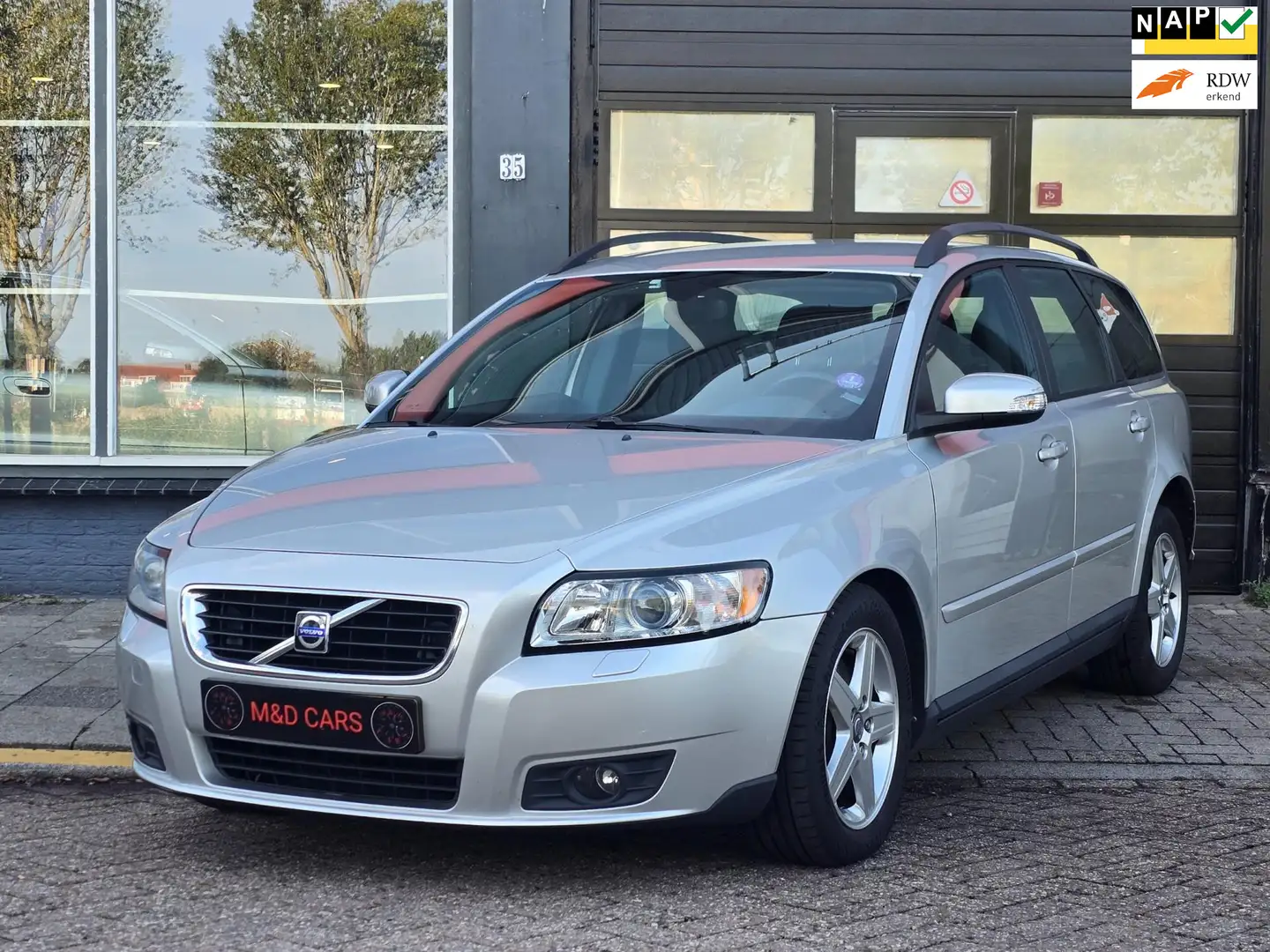 Volvo V50 2.4 Edition II AIRCO/AUTOMAAT/CR CONTROL/PDC Grijs - 1