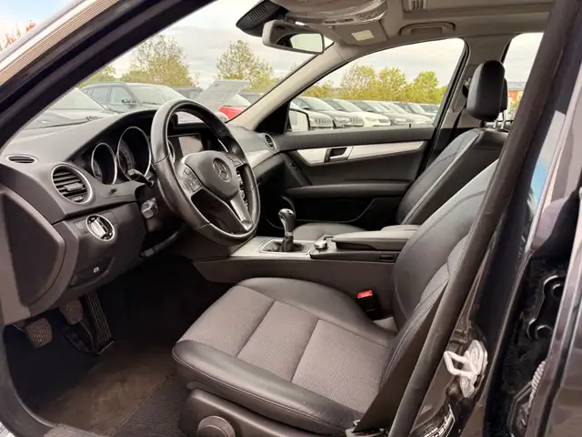 Mercedes-Benz C-Class view 9
