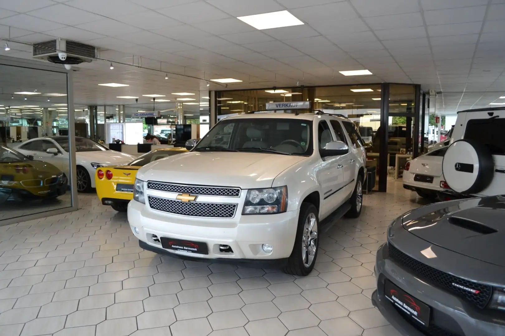 Chevrolet Suburban 5.3L V8  LTZ 4X4- 7-Sitzer Bílá - 1