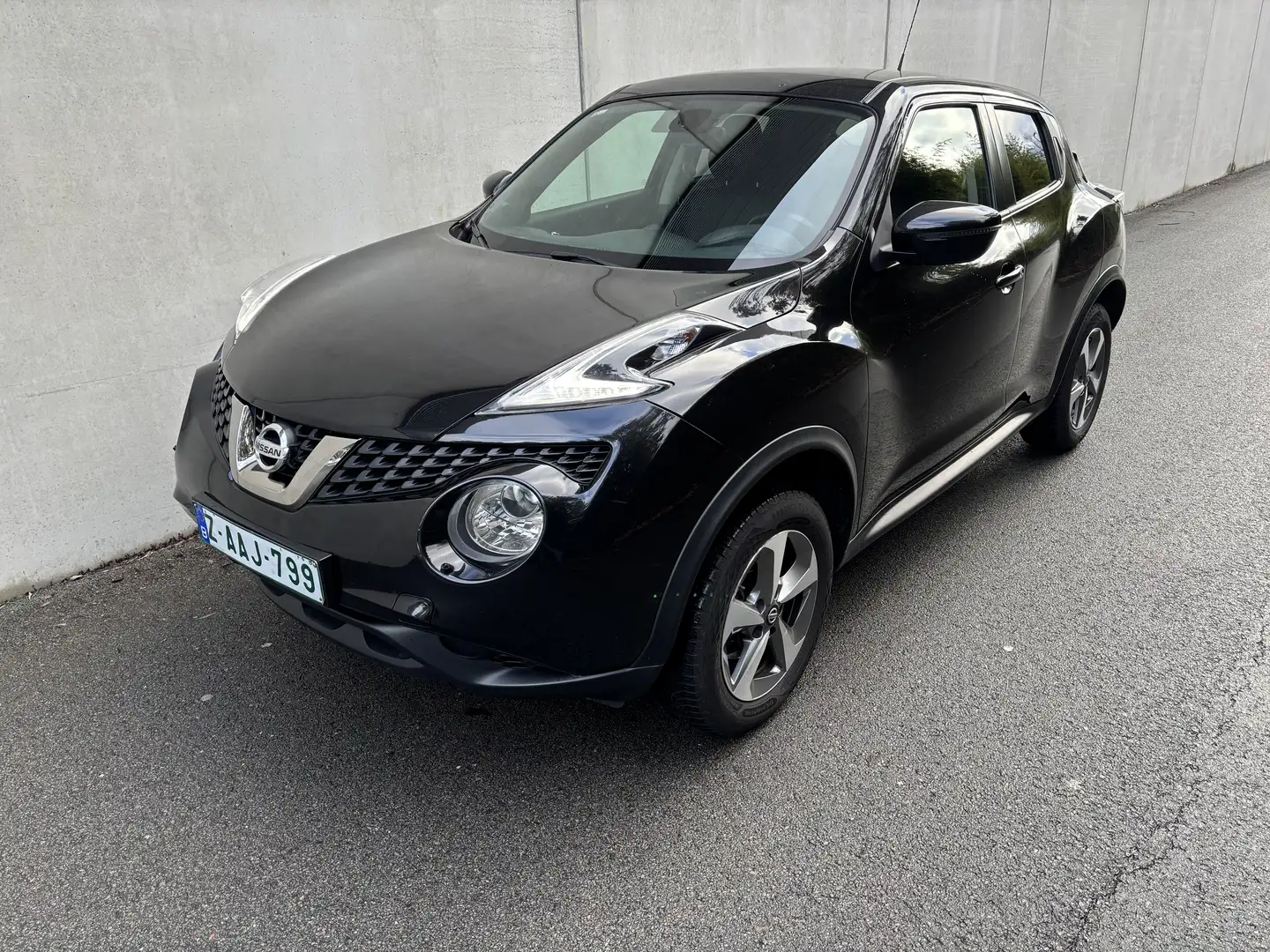Nissan Juke 1.6i 2WD Tekna Schwarz - 1
