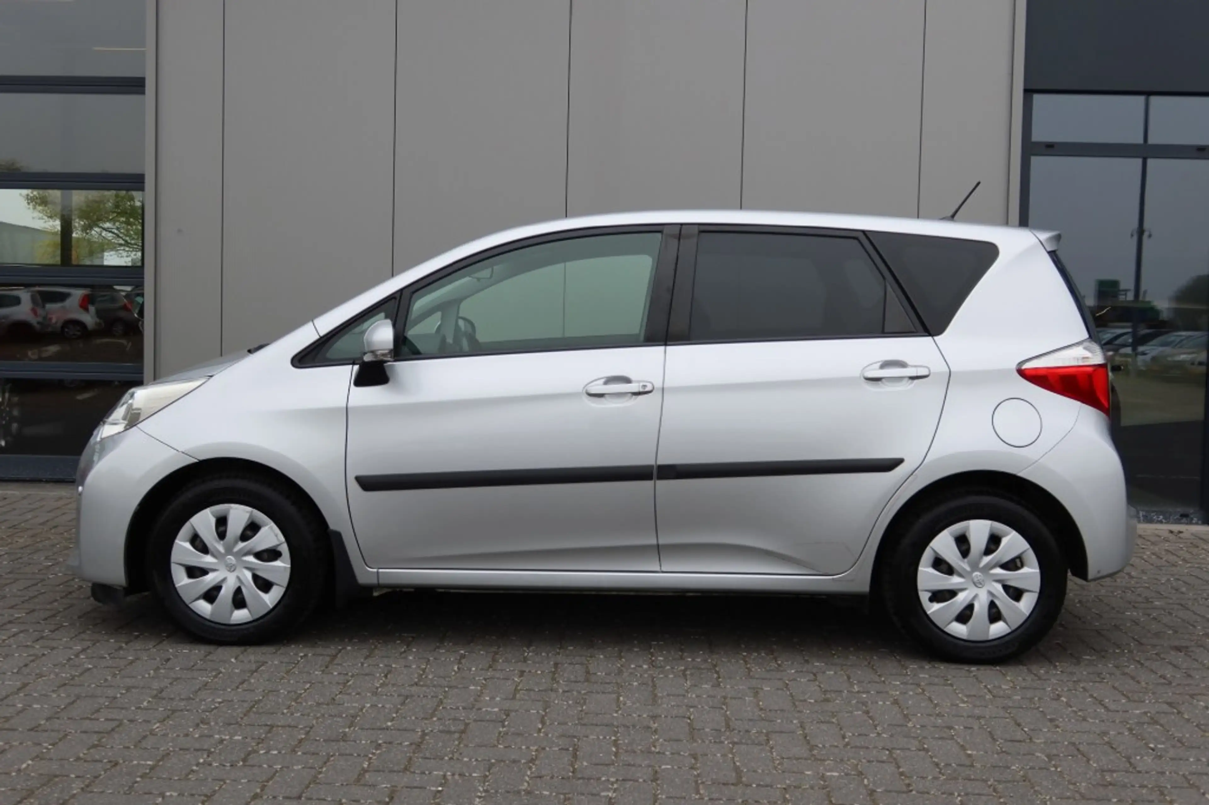 Toyota Verso-S 1.3 VVT-i Aspiration AUTOMAAT Clima, Cruise,camera — photo 3