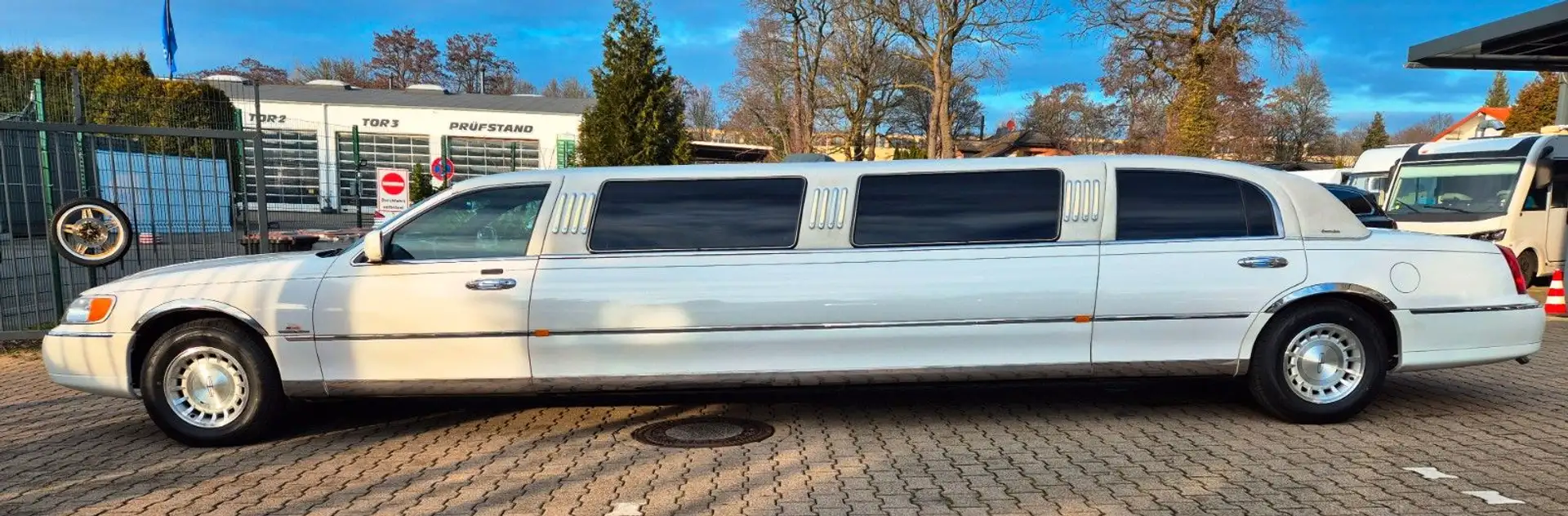 Lincoln Town Car Stretchlimousine 8,6 Meter lang V8 Weiß - 2