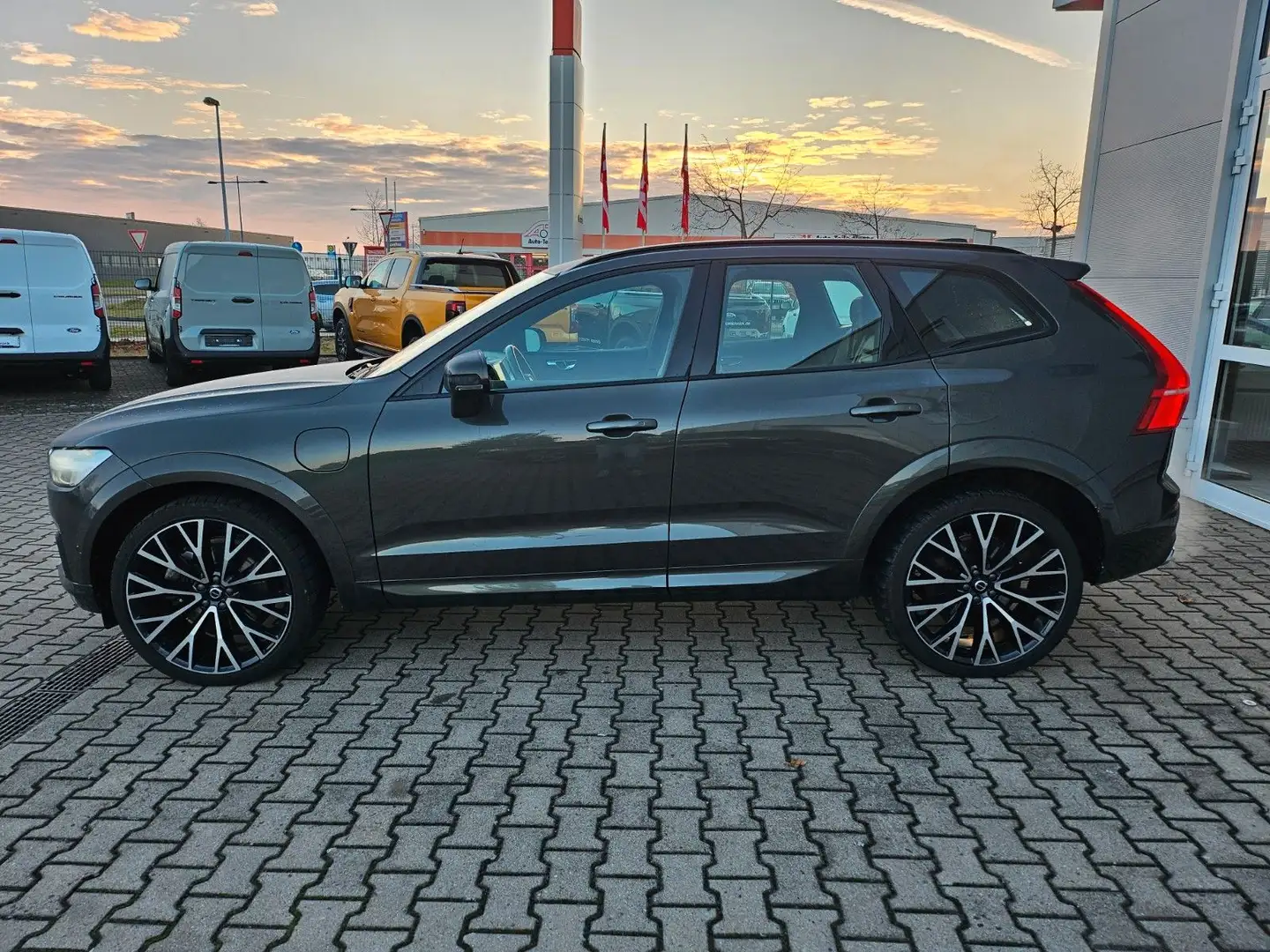 Volvo XC60 R Design Plug-In Hybrid AWD Pano LED 22Zoll Grau - 2