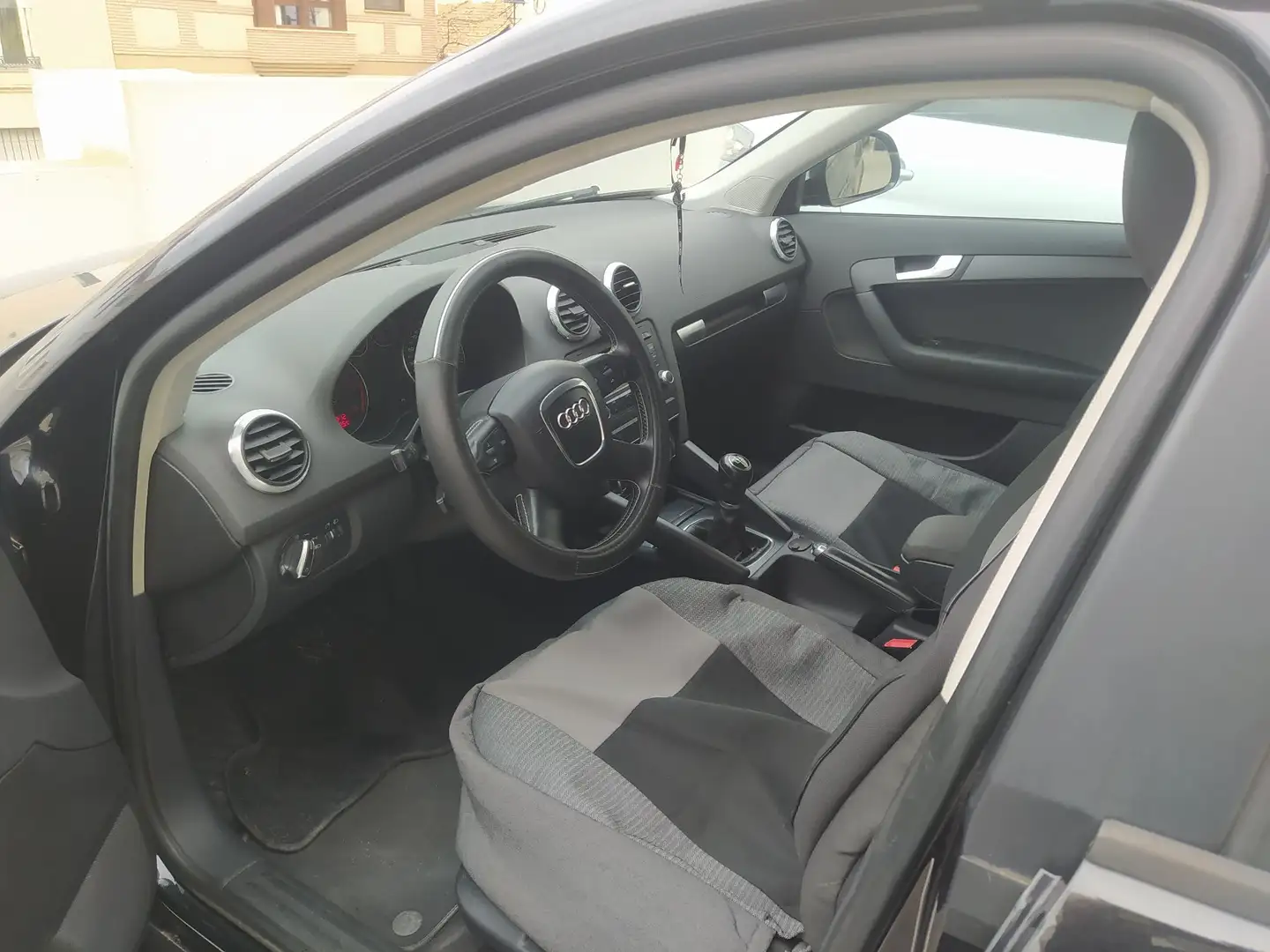 Audi A3 Sportback 1.6TDI Ambiente - 2