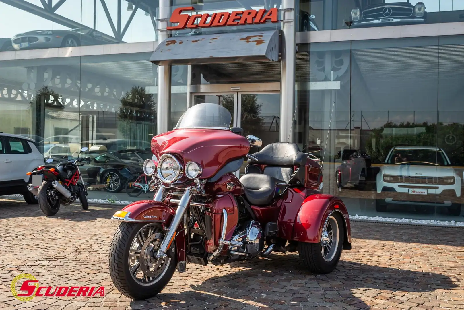 Harley-Davidson FLHTCUTG Tri Glide Ultra Limited Tri Glide Ultra L Red - 2