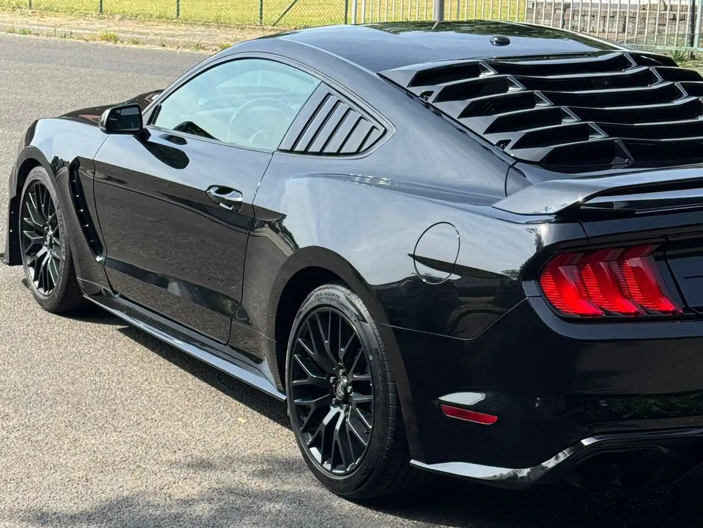 Ford Mustang Fastback GT 5.0 V8 Schwarz - 2
